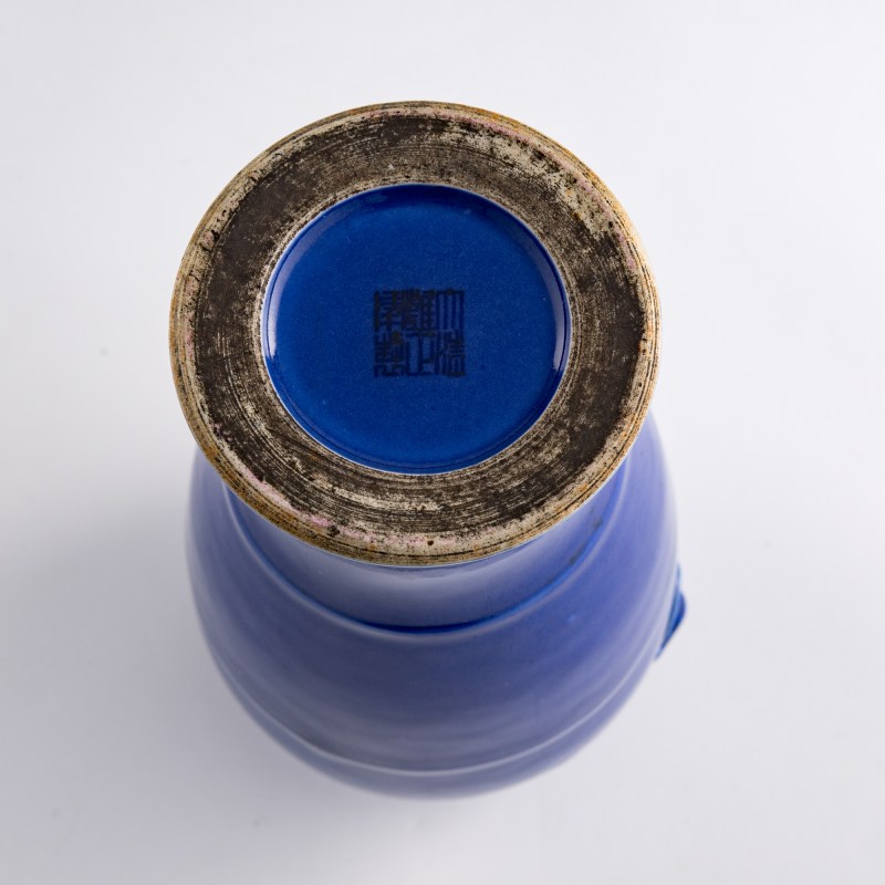 十九世紀 霽藍釉鋪首尊（附木座） | A Chinese sacrificial-blue-glazed vase with beast-mask handles, 19th century - 图6