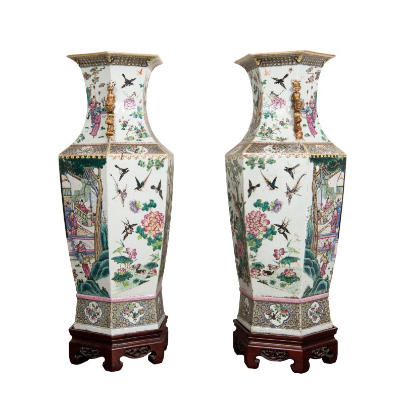 清同治 粉彩花鳥人物六方大瓶一對（附木座） | A pair of large Chinese famille rose hexagonal vases, Tongzhi period, Qing dynasty - 图9