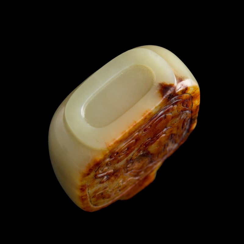 十八世紀 黃玉留皮雕瑞獸鼻烟壺 | A Chinese yellow jade 'beast' snuff bottle with russet skin, 18th century - 图8