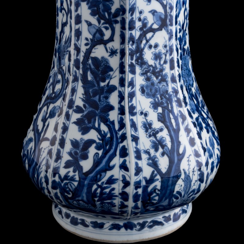 十八世紀 外銷青花花卉瓜棱形花插 | A Chinese export blue and white floral lobed vase, 18th century - 图9