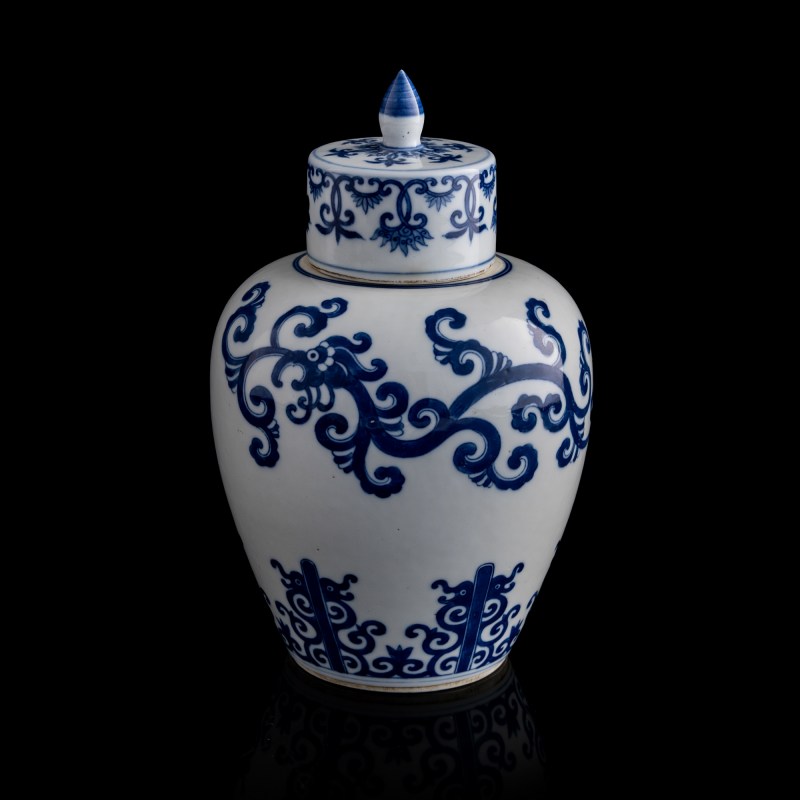 十九世紀 越南青花蓋罐 | A Vietnamese blue and white 'Bleu de Hue' covered jar, Nguyen dynasty (19th century) - 图1