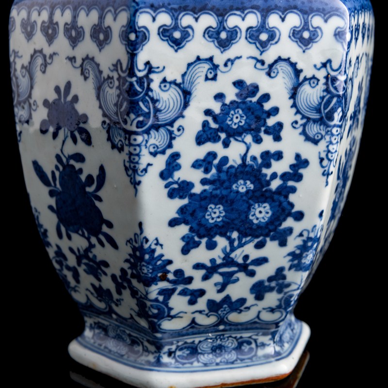 十九世紀 青花折枝花卉六方瓶 | A Chinese blue and white hexagonal floral vase, 19th century - 图7