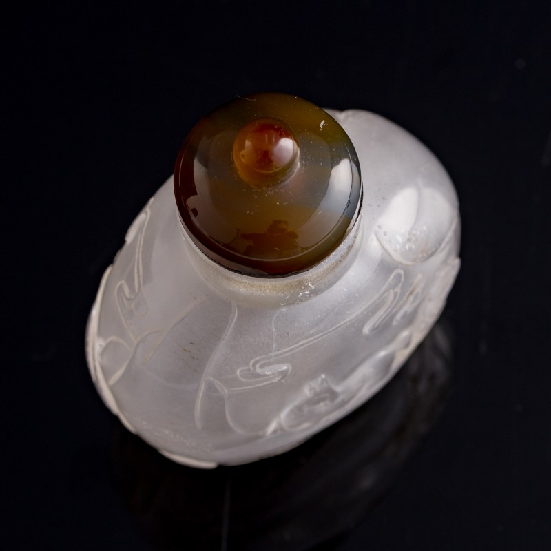 十九世紀 水晶雕松猴圖鼻烟壺 | A Chinese crystal 'pine and monkey' snuff bottle, 19th century - 图5