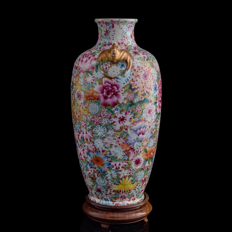民國 粉彩萬花蝙蝠耳瓶（附木座） | A Chinese famille rose 'millefleurs' vase with bat-form handles, Republic period - 图4