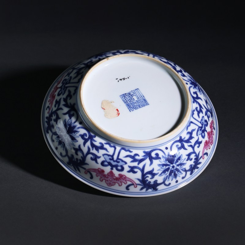 清乾隆 青花胭脂红五福捧寿纹盘 - 图4