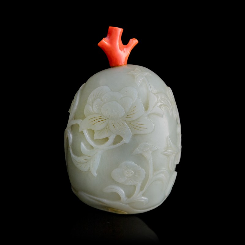 清代 白玉雕花卉瓜形鼻烟壺 | A Chinese white jade melon-form floral snuff bottle, Qing dynasty