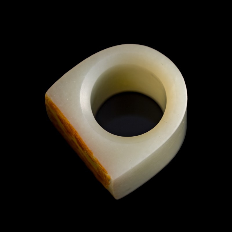 十八/十九世紀 白玉留皮七巧雕扳指 | A Chinese white jade russet-skin archer's ring, 18th/19th century - 图7