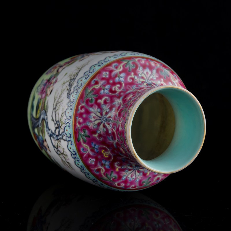 清同治 胭脂紅地粉彩嬰戲圖燈籠瓶 | A Chinese famille rose and ruby red lantern vase, Tongzhi period, Qing dynasty - 图6