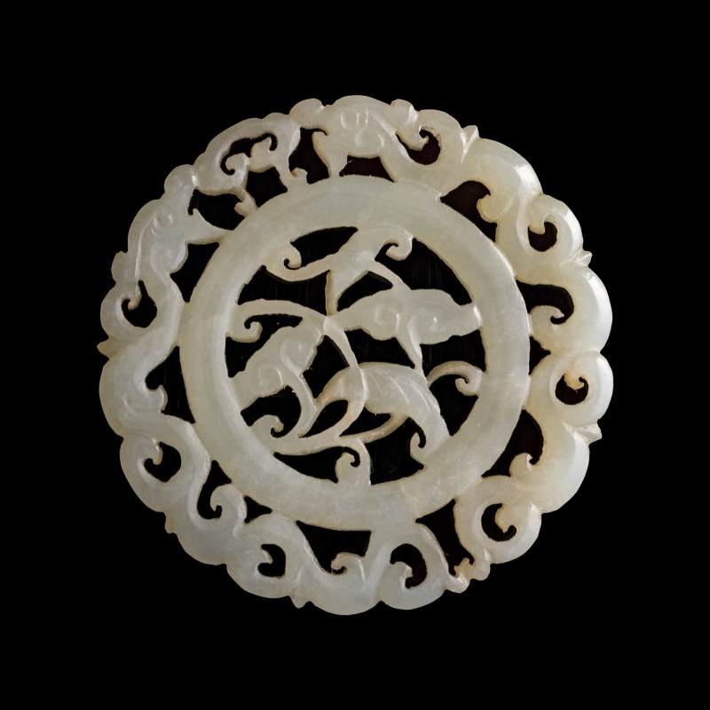 十九世紀 白玉鏤雕靈芝圓佩 | A Chinese white jade openwork 'lingzhi' and 'chilong' pendant, 19th century - 图1