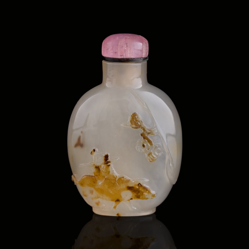 十八世紀晚 瑪瑙巧雕牧牛圖鼻烟壺 | A Chinese carved agate 'ox-herding' snuff bottle, late 18th century