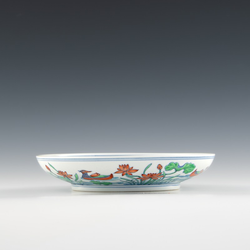 民國 仿雍正鬥彩荷塘鴛鴦紋盤（附盒） | A Chinese Yongzheng-style doucai 'lotus pond' plate, Republic period - 图3