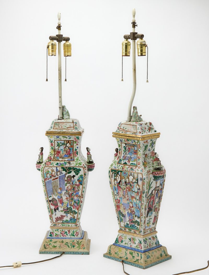 A Pair of Chinese Famille Rose Porcelain Vases - 图3