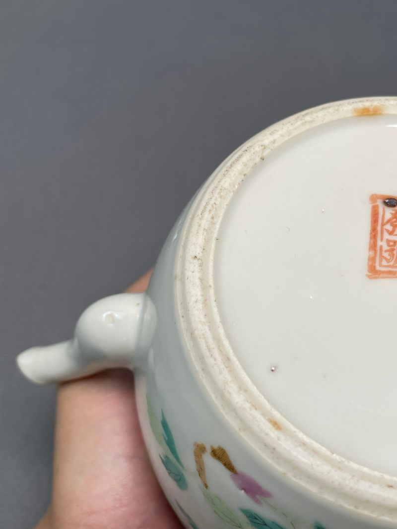 民国 粉彩“罗新发号”款花蝶纹茶壶 - 图23