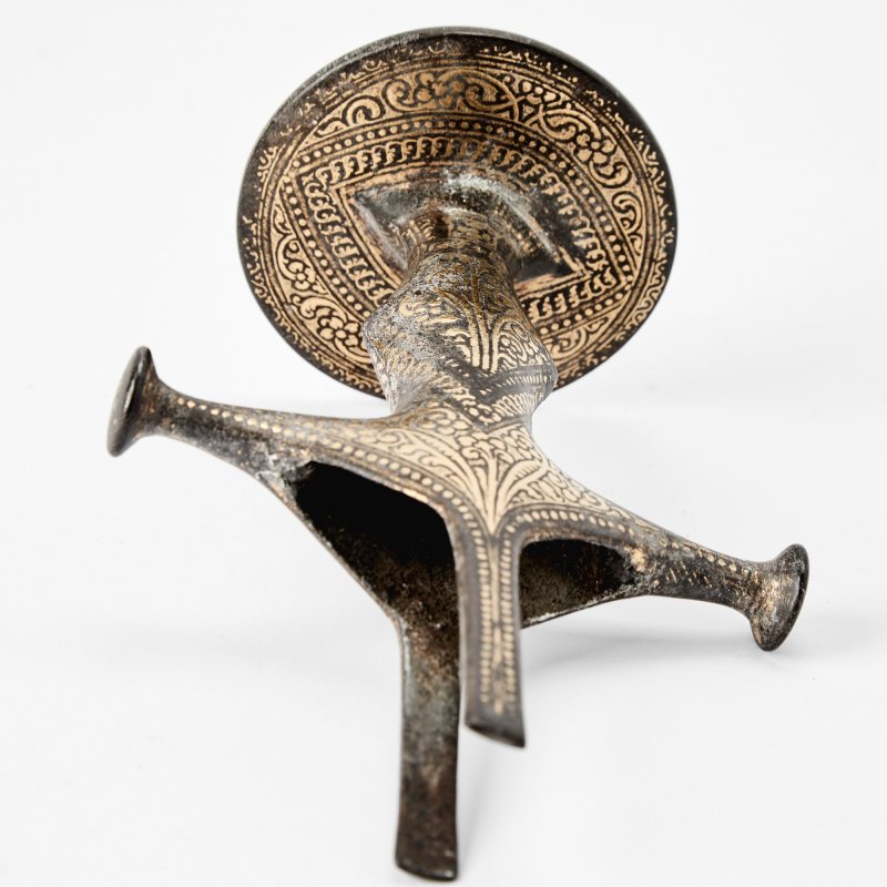 Five Indian Silver and Brass-Inlaid Alloy Bidri Ware Talwar Handles - 图5