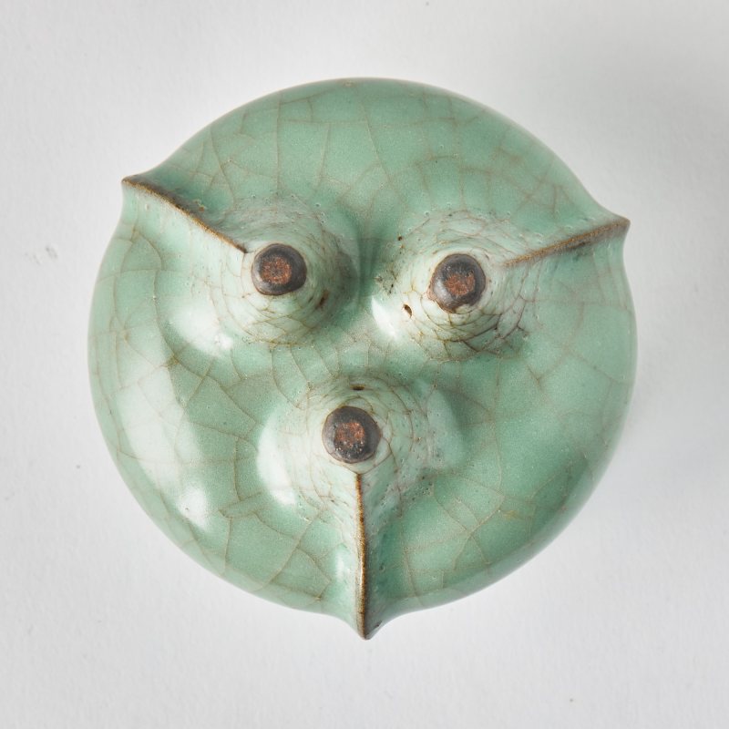 A Chinese Longquan Guan-Type Tripod Censer - 图6