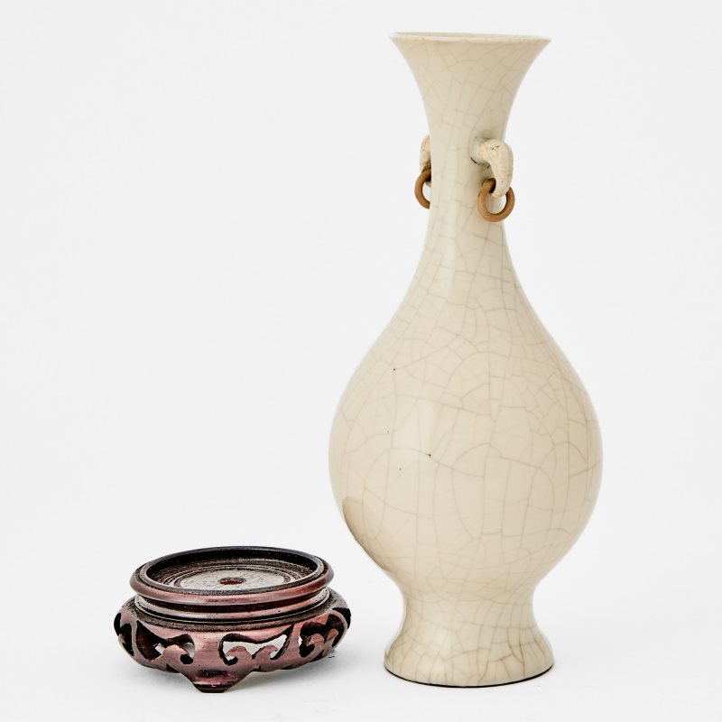 A Chinese White Glazed Bottle Vase - 图2