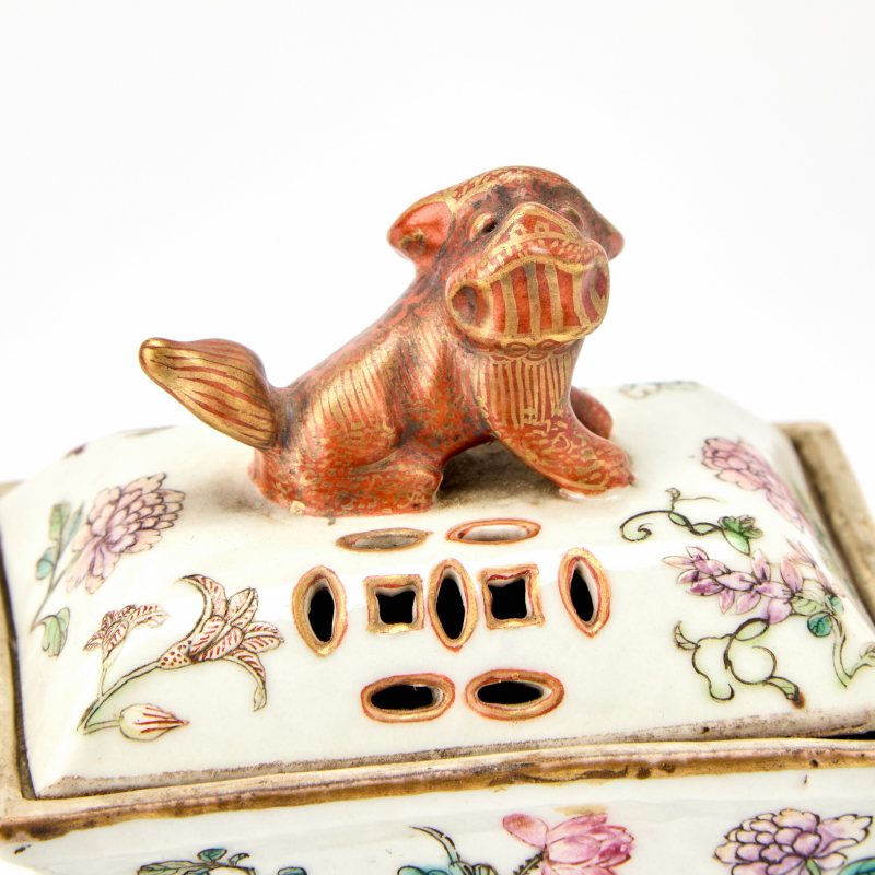 A Chinese Enameled Porcelain Five-Piece Miniature Garniture - 图5
