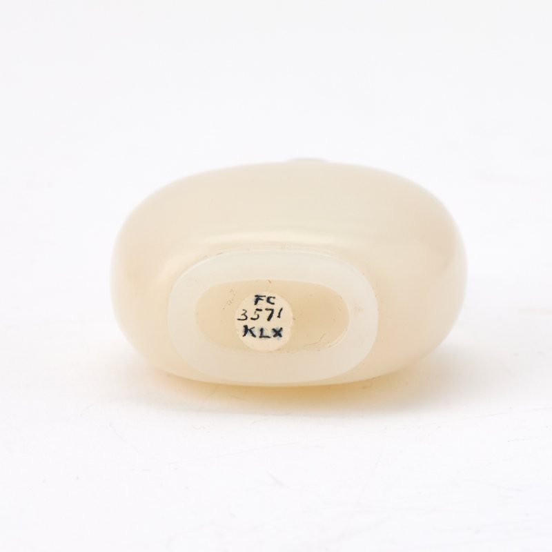 A White Jade Ovoid Snuff Bottle - 图4