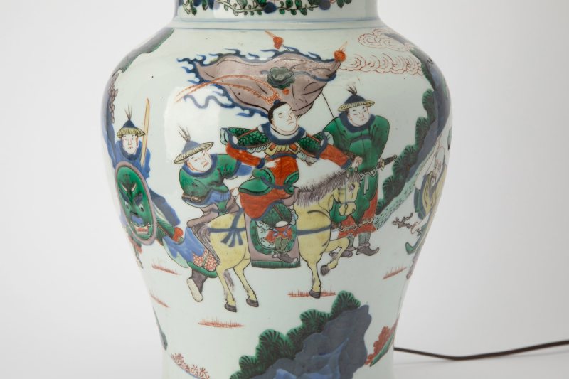 A Chinese Wucai Porcelain Baluster Vase - 图4