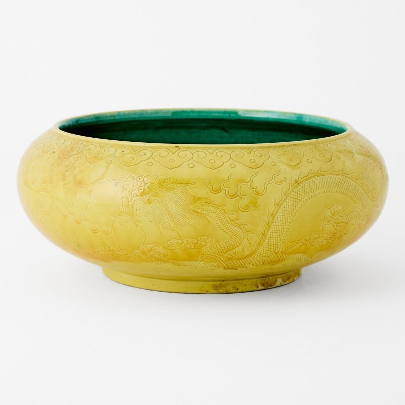 A Chinese Yellow-Ground Incised Porcelain Jar - 图2