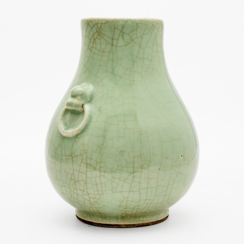 A Chinese Celadon Crackle-Glazed Porcelain Vase - 图2