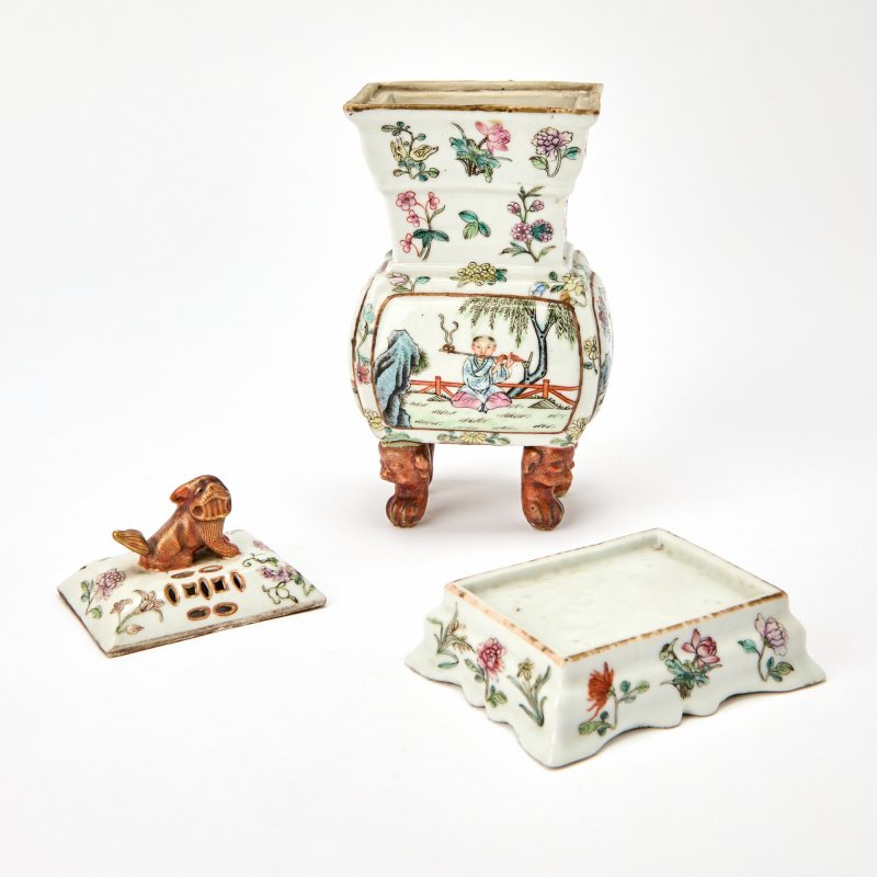 A Chinese Enameled Porcelain Five-Piece Miniature Garniture - 图7