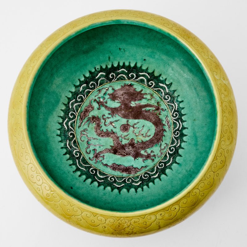 A Chinese Yellow-Ground Incised Porcelain Jar - 图3