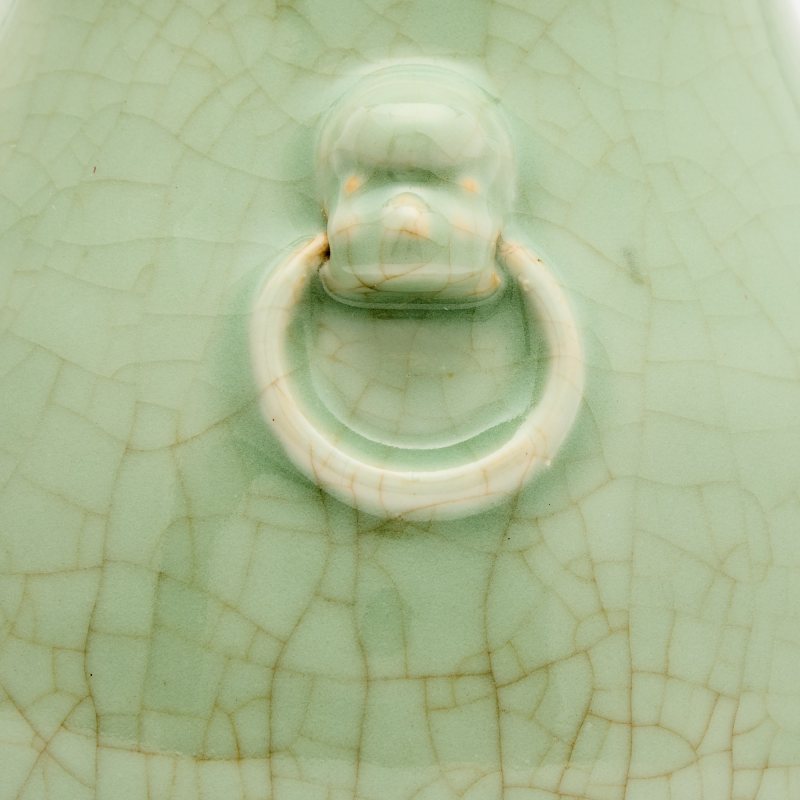 A Chinese Celadon Crackle-Glazed Porcelain Vase - 图3
