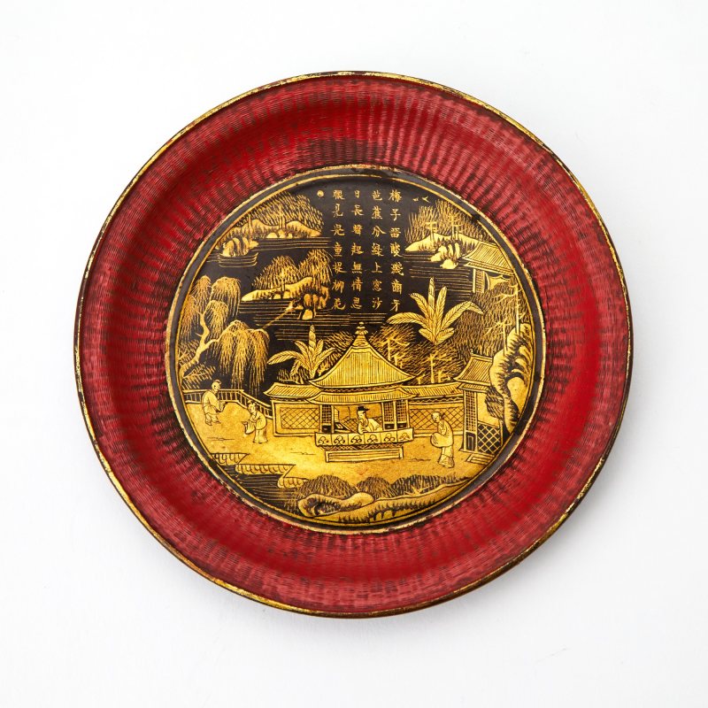 A Pair of Chinese Black and GIlt Lacquer Dishes - 图2