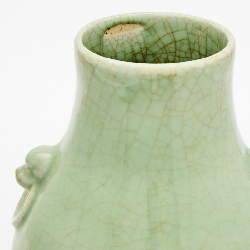 A Chinese Celadon Crackle-Glazed Porcelain Vase - 图4