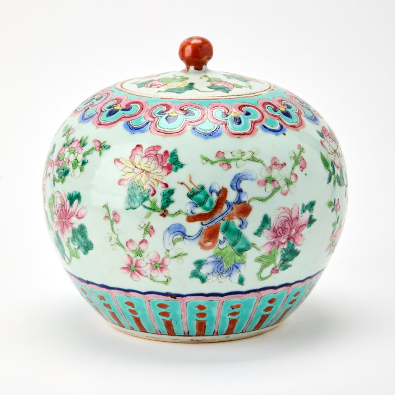 A Pair of Chinese Famille Rose Porcelain Jars and Covers - 图2