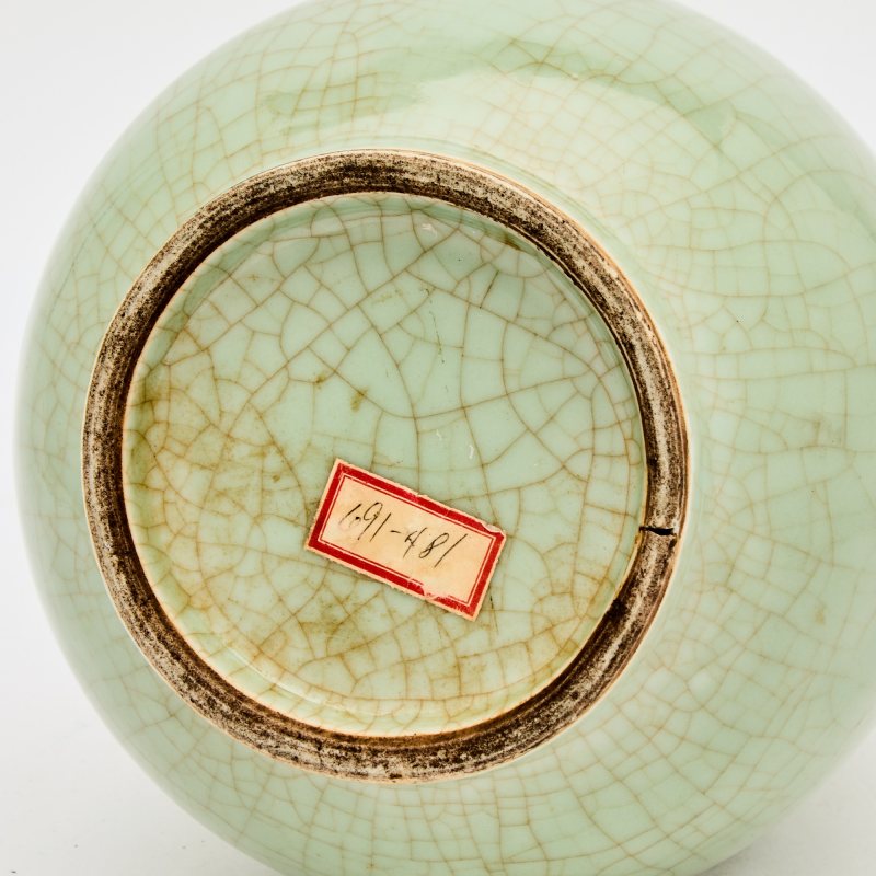 A Chinese Celadon Crackle-Glazed Porcelain Vase - 图5