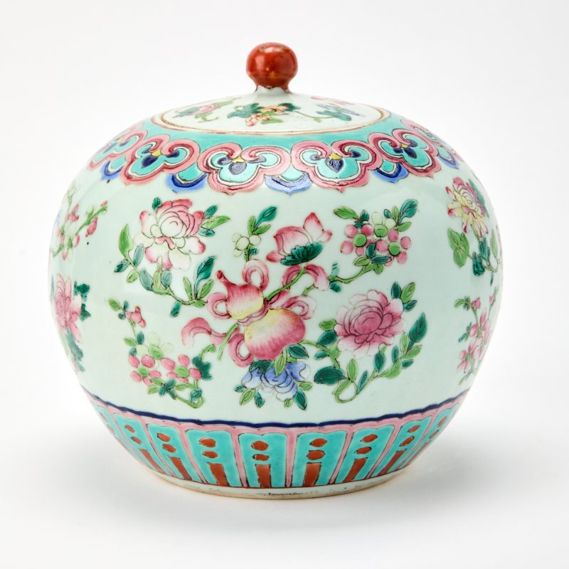 A Pair of Chinese Famille Rose Porcelain Jars and Covers - 图3