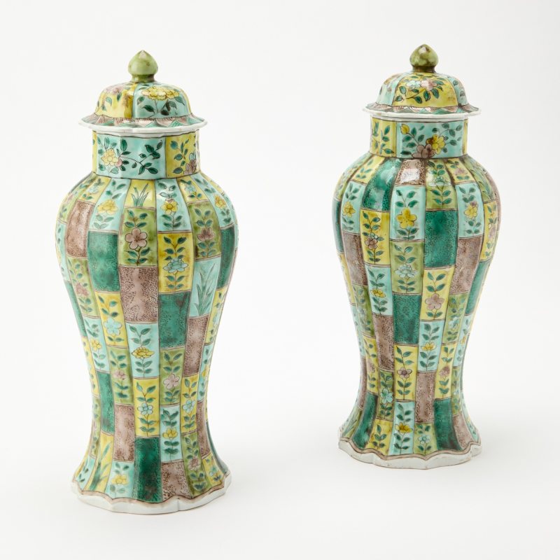 A Pair of Chinese Famille Verte Porcelain Baluster Vases and Covers - 图2