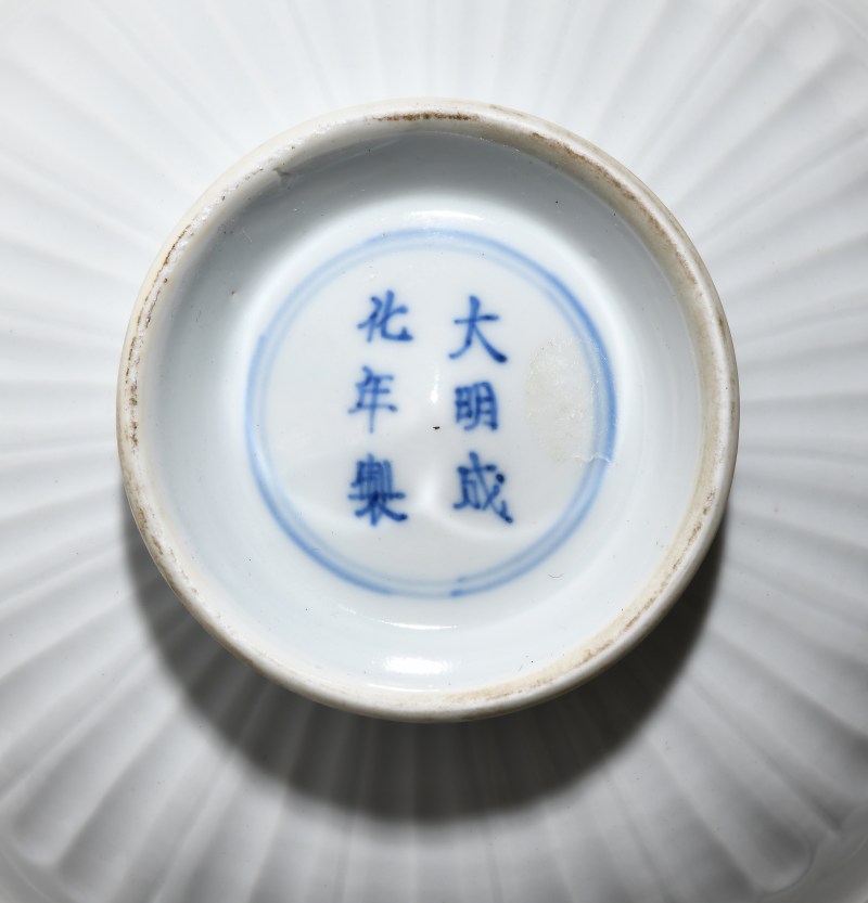清康熙 甜白釉莲瓣鸡心碗 - 图2