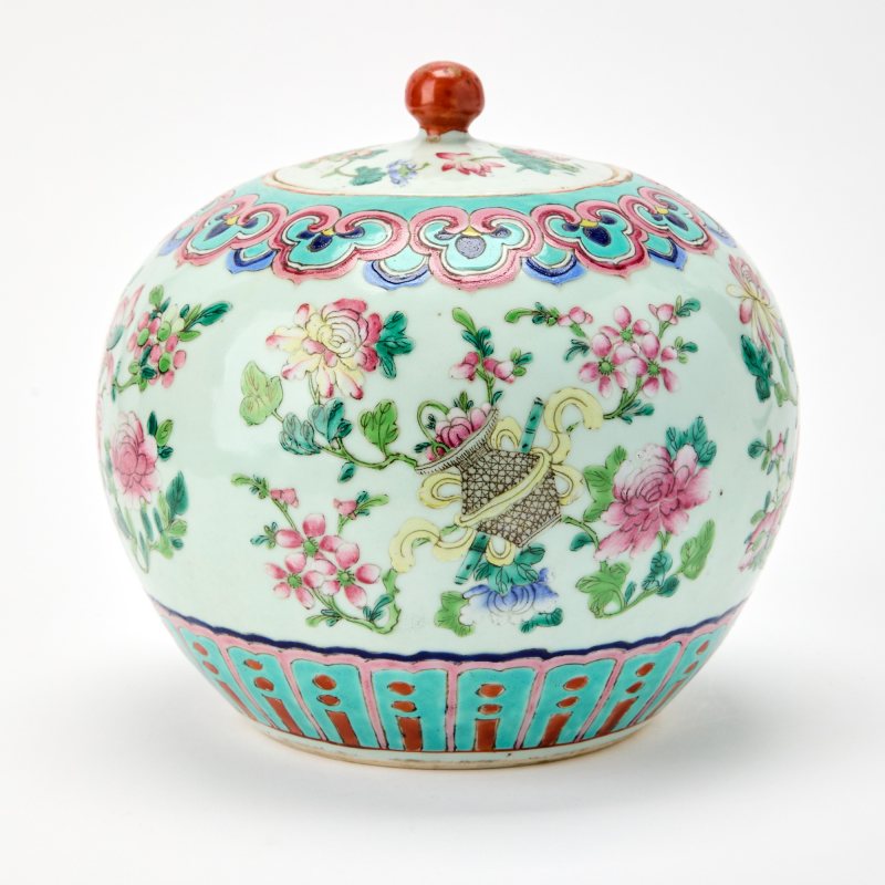 A Pair of Chinese Famille Rose Porcelain Jars and Covers - 图4