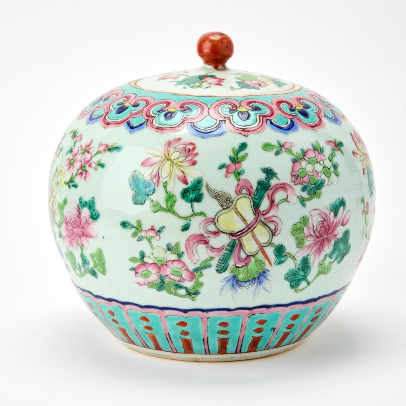 A Pair of Chinese Famille Rose Porcelain Jars and Covers - 图5