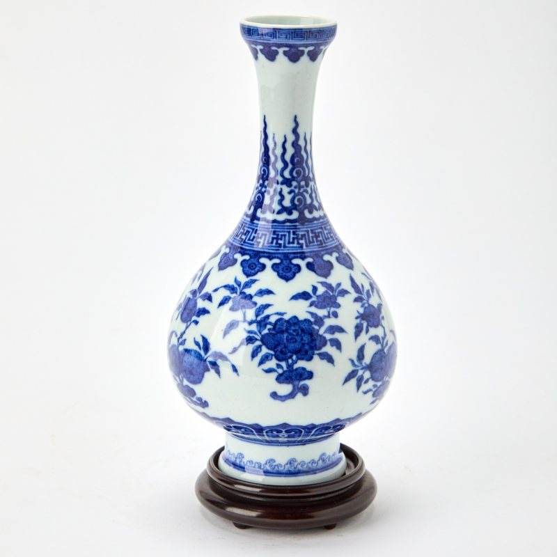 A Chinese Qianlong-Style Blue and White Porcelain Vase - 图2