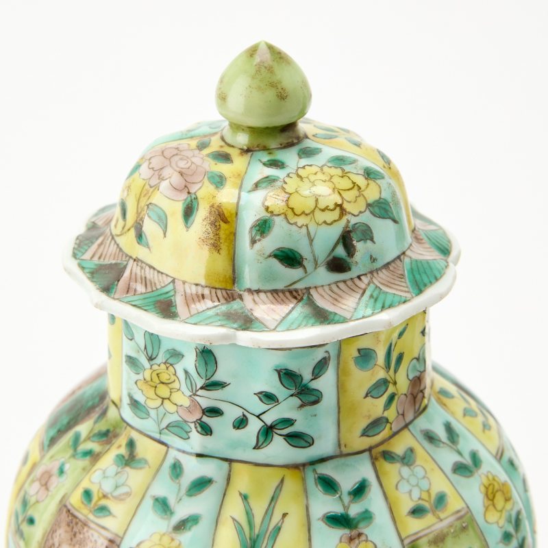 A Pair of Chinese Famille Verte Porcelain Baluster Vases and Covers - 图3