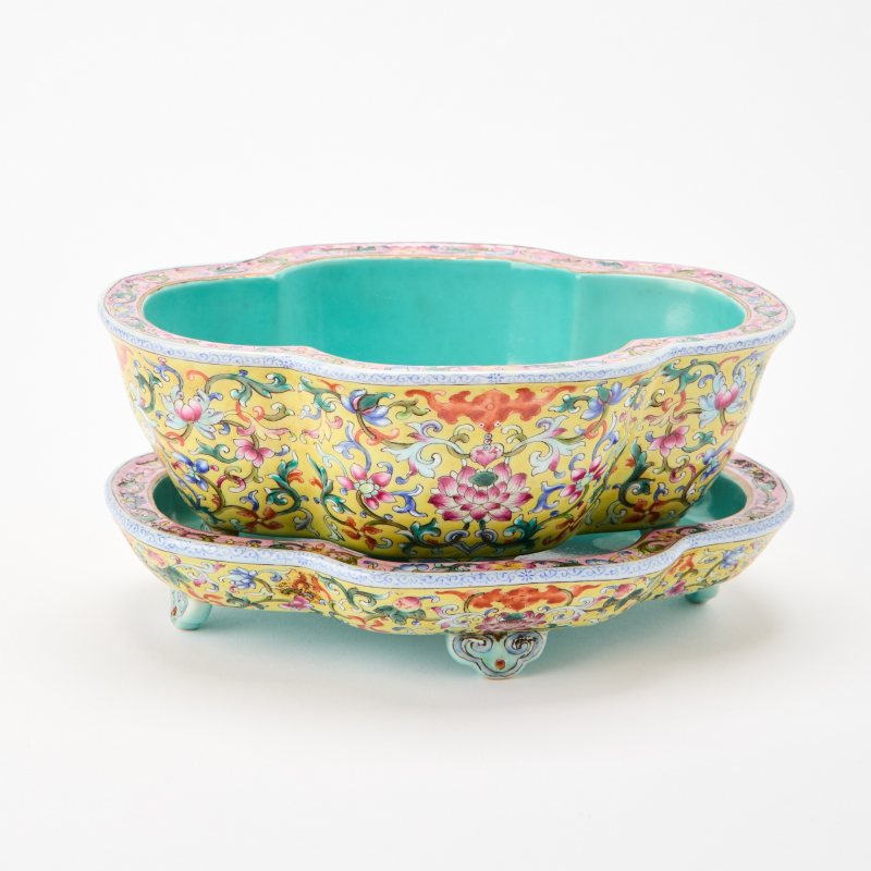 A Chinese Famille Rose Porcelain Jardinière and Stand - 图2