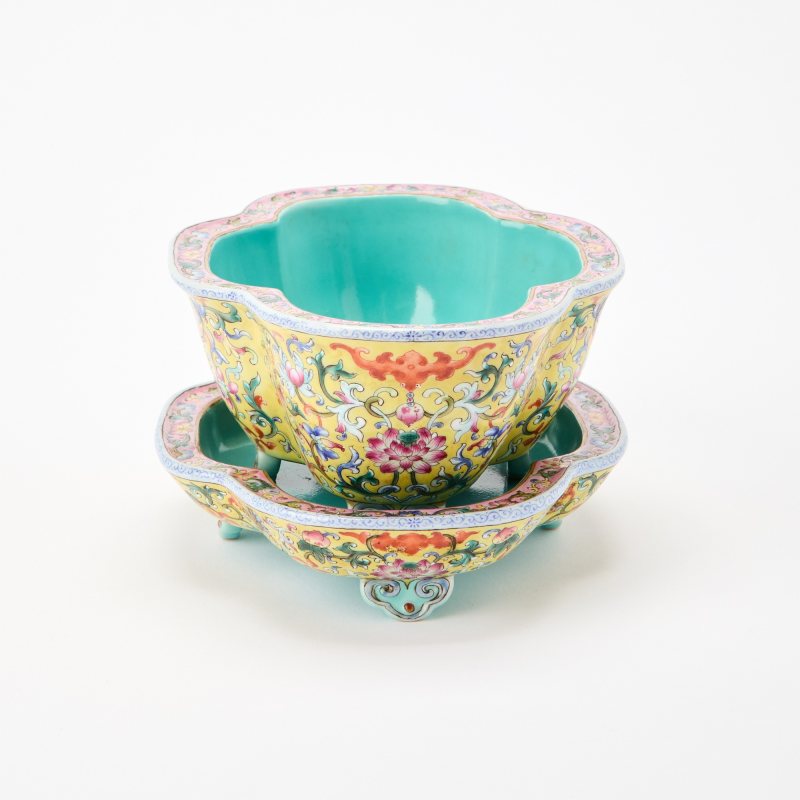 A Chinese Famille Rose Porcelain Jardinière and Stand - 图3