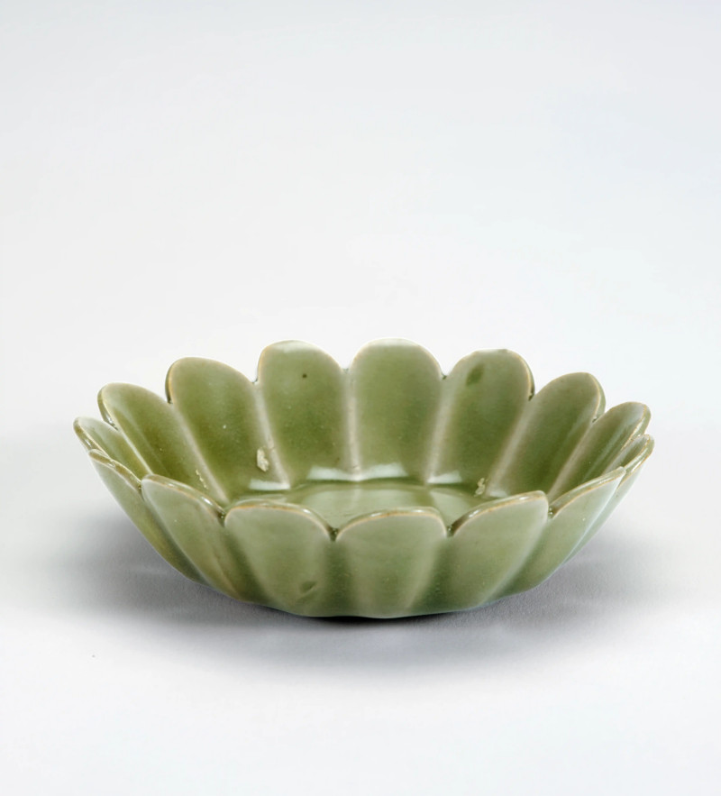 明 青釉菊瓣小洗