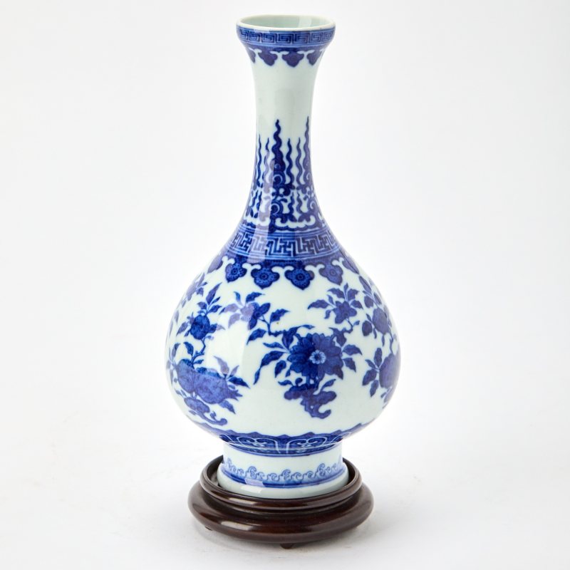 A Chinese Qianlong-Style Blue and White Porcelain Vase - 图3