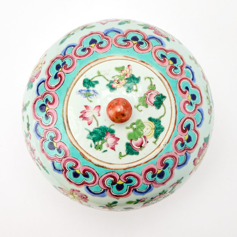 A Pair of Chinese Famille Rose Porcelain Jars and Covers - 图6