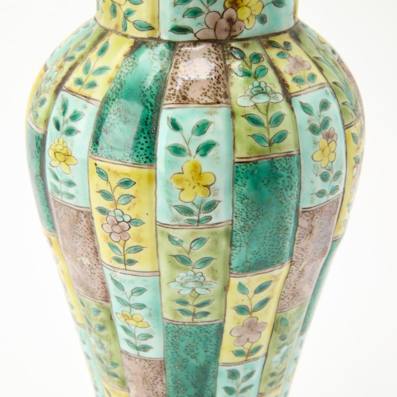 A Pair of Chinese Famille Verte Porcelain Baluster Vases and Covers - 图4