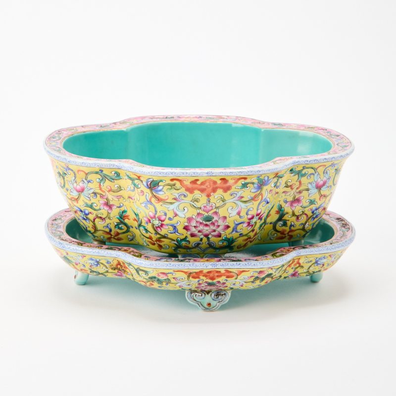 A Chinese Famille Rose Porcelain Jardinière and Stand - 图4