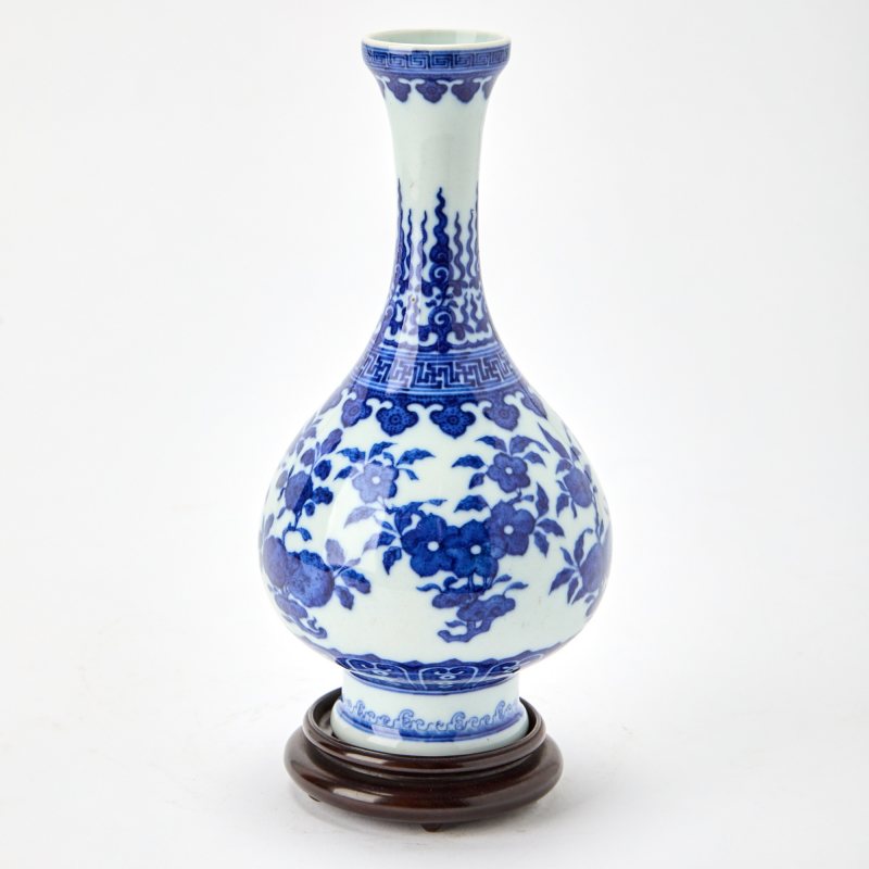 A Chinese Qianlong-Style Blue and White Porcelain Vase - 图4