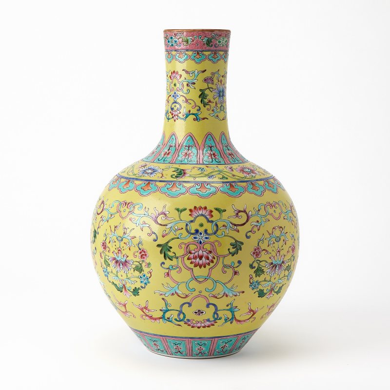 A Chinese Enameled Porcelain Vase - 图2