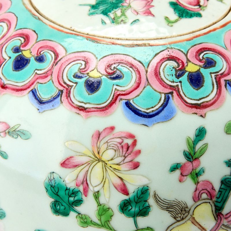 A Pair of Chinese Famille Rose Porcelain Jars and Covers - 图7
