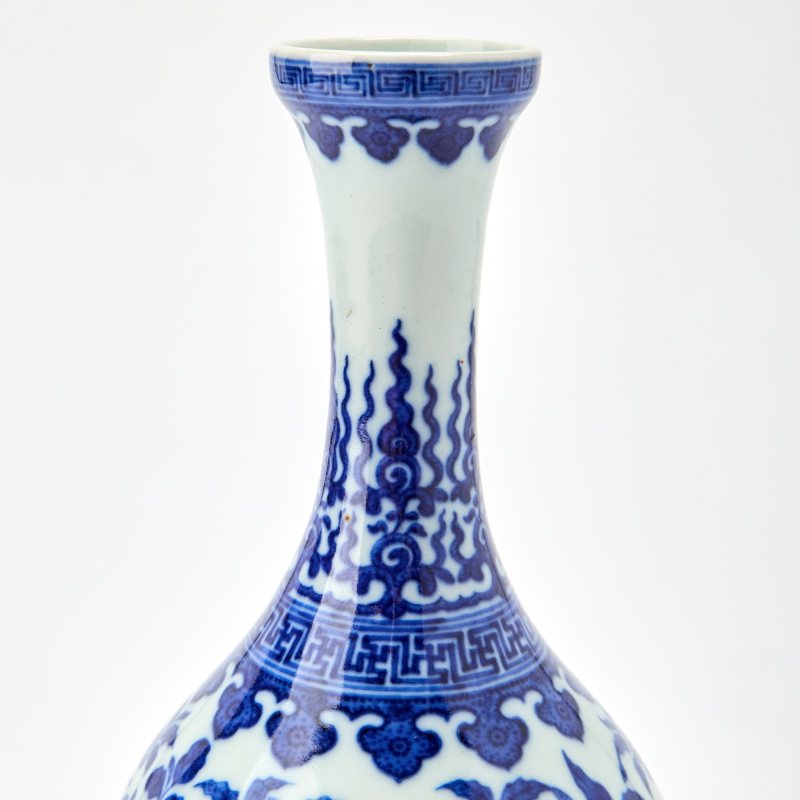 A Chinese Qianlong-Style Blue and White Porcelain Vase - 图5